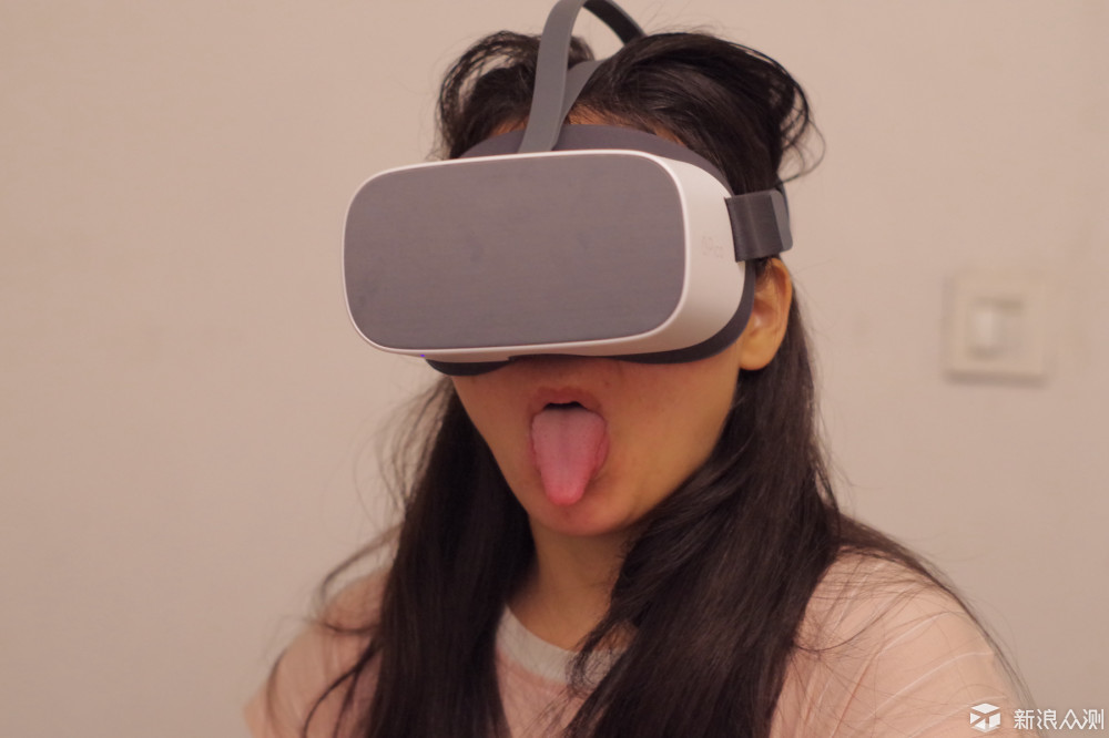 这个VR我可以玩很久都不觉得无味—pico G2_新浪众测