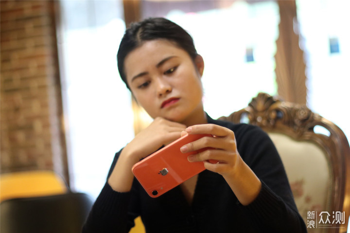 八年果粉不只是情怀，带上表妹探索iPhone XR_新浪众测