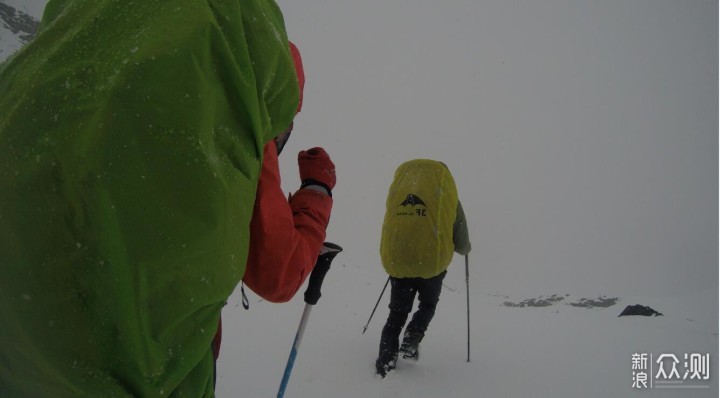 登山、徒步越野赛LEKI碳纤维伸缩折叠手杖体验_新浪众测