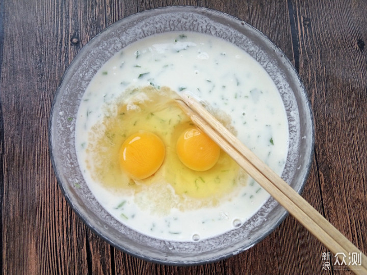 两个蛋，半碗面粉，十分钟搞定美味诱人鸡蛋饼_新浪众测