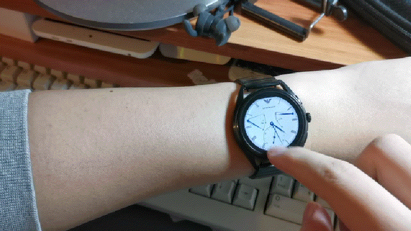 质疑智能手表的我，如何评价阿玛尼触屏腕表？_新浪众测