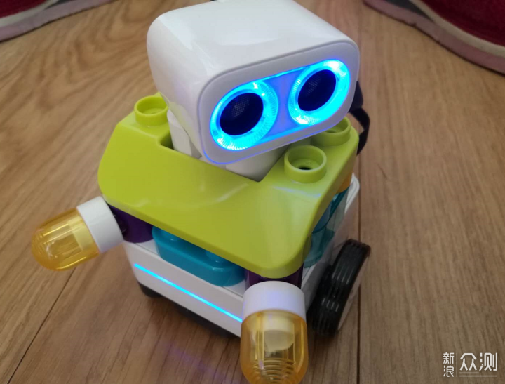 葡萄科技机器人科学陪伴孩子成长_新浪众测