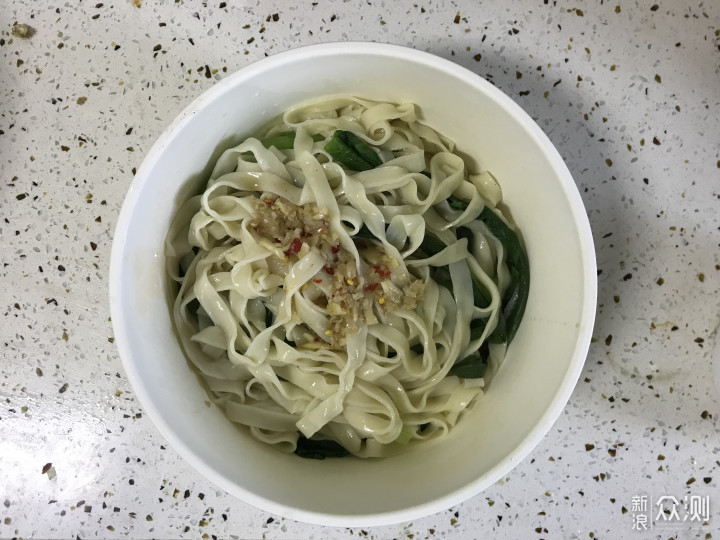 6,用筷子将面条捞到碗中,先加入适量的蒜汁,然后搅拌均匀.