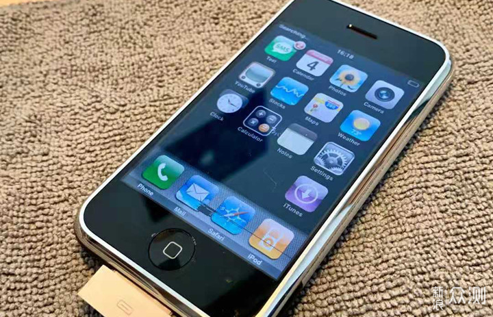 就在同一年,苹果的第一代手机:iphone 2g带着各种问题和黑科技在