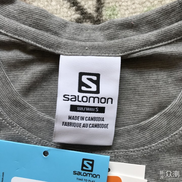 在左侧胸口位置,印着salomon的品牌logo,因为同样是银色的,打了纯色