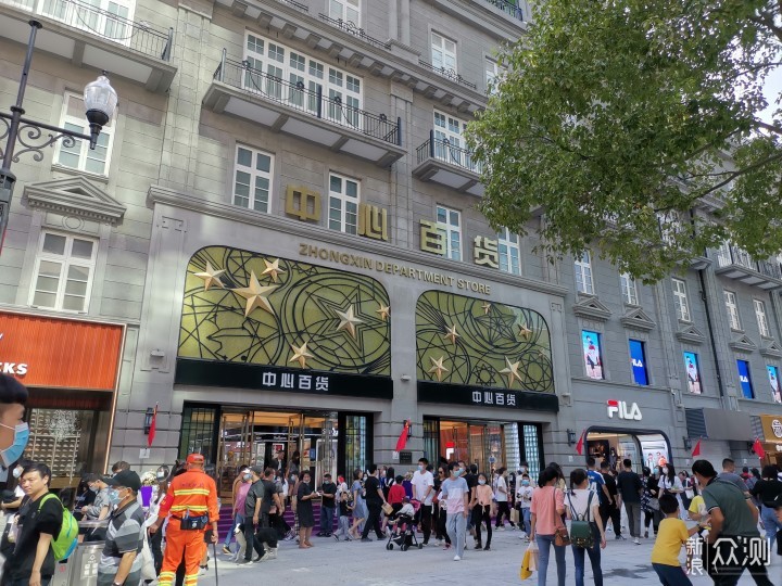 江汉路步行街翻修后的老商场——中心百货.