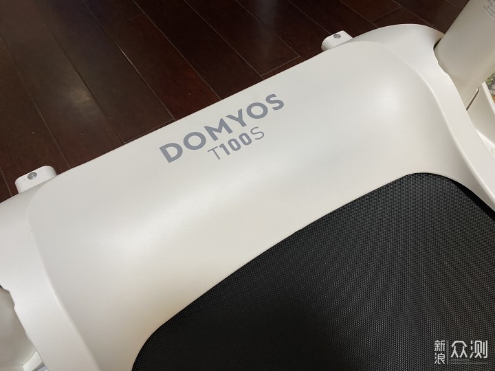 在两侧支架的中间,印着产品型号domyos t100s,domyos是迪卡侬产品线中