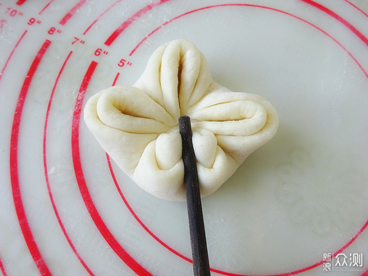 用一根筷子就能完成的枣花馒头,做法真简单