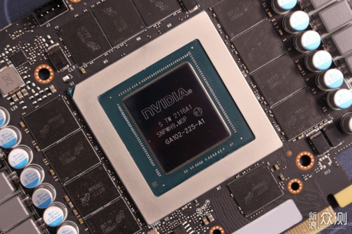 特写显卡ga102-225 gpu核心特写显存使用的是镁光gddr6x规格的颗粒