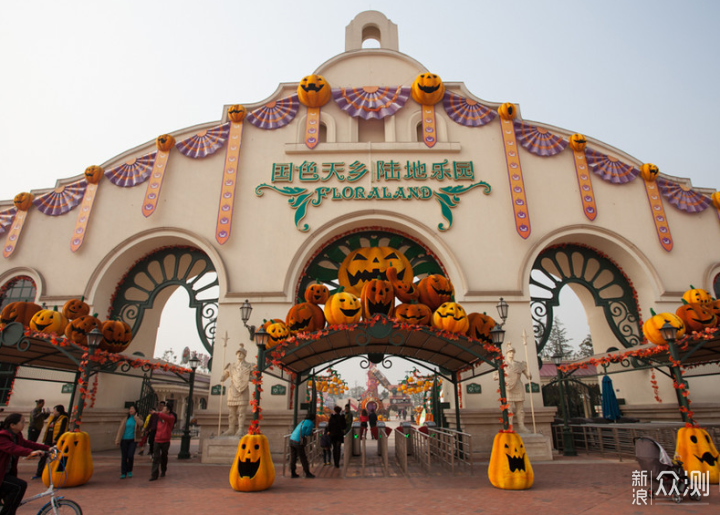成都国色天香游乐园(简称 国色天香),位于温江市郊,这里不仅孩子们