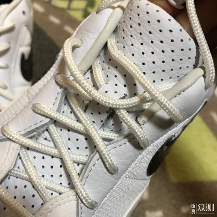 鞋带是抽绳设计的,跟之前的fear of god 1一样的设计,我老婆说像虫子