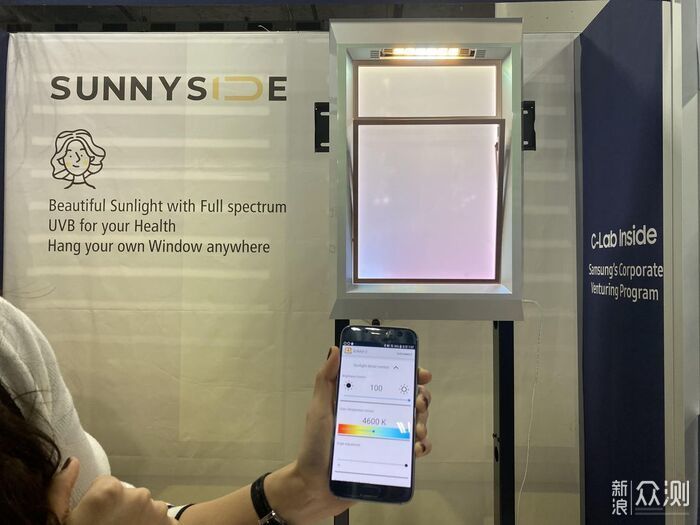 SunnySide 是一款窗户造型的光疗产品