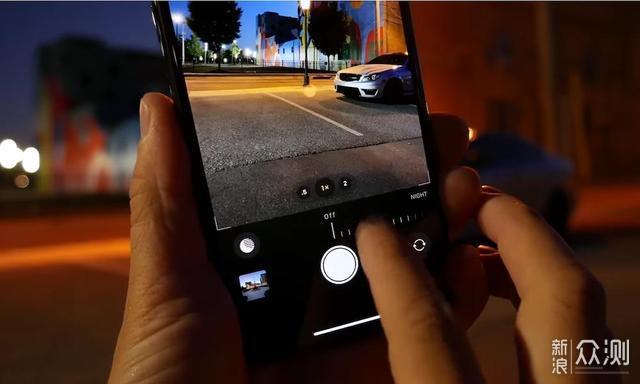 iPhone 11系列夜拍这么玩，华为未必打得过_新浪众测