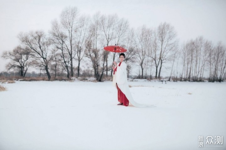 #2020旅行摄影#如何拍冬日雪景人像？拍摄攻略_新浪众测