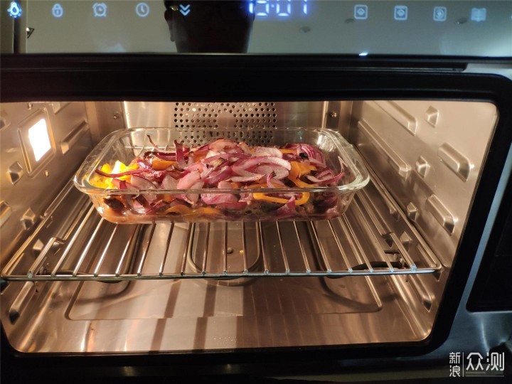 家庭煮妇给你演示，家里只有蒸烤箱怎么做菜_新浪众测