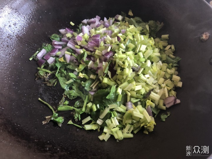 用冰箱剩余食材做了一道焖饭，颗粒饱满有嚼劲_新浪众测