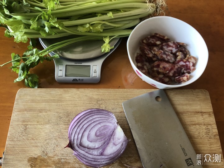 用冰箱剩余食材做了一道焖饭，颗粒饱满有嚼劲_新浪众测