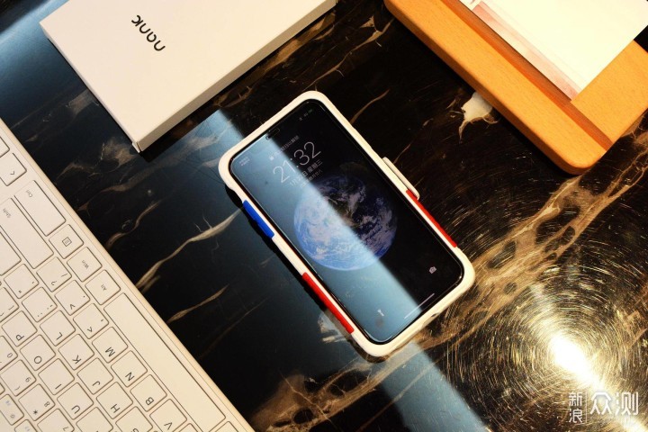 iPhone 11的专职充电宝：无线充电+手机支架_新浪众测