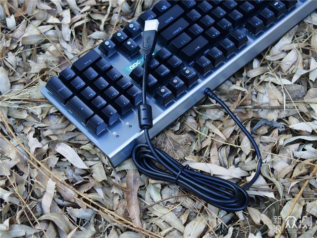 红外银轴的雷柏V530机械键盘冰蓝背光还防水_新浪众测