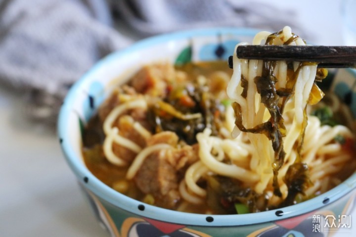 酸辣好吃的老壇酸菜牛肉麵,在家做呀