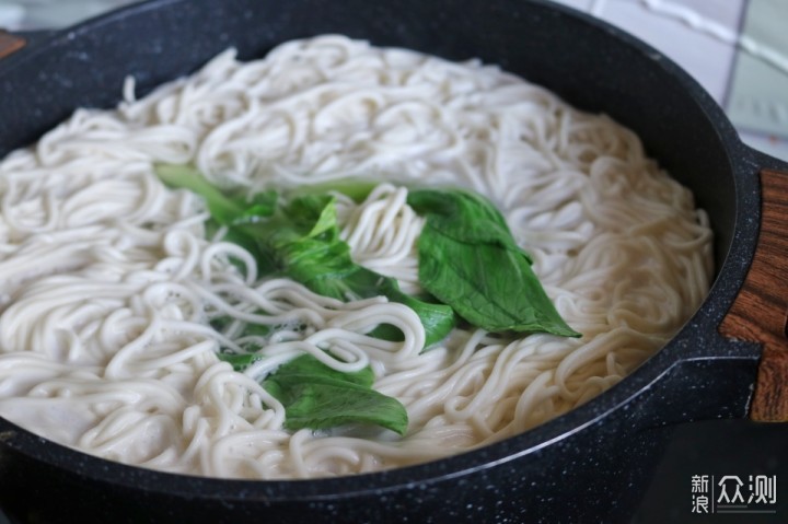 酸辣好吃的老坛酸菜牛肉面，在家做呀_新浪众测