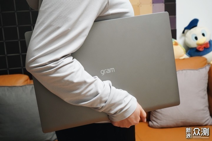 LG Gram 2020，Mac&iPad Pro相比，香在哪？_新浪众测
