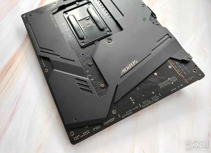 人生的第一块ATX主板，技嘉B550 AORUS MASTER_新浪众测