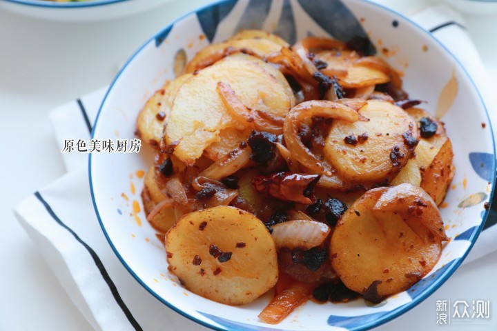 土豆最下饭的做法，香辣好滋味，两步就做好_新浪众测