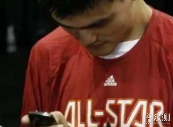 6图感受NBA巨人玩手机：科比像是玩手指，博班拿iPad当手机