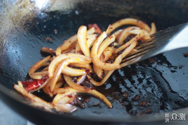 土豆最下饭的做法，香辣好滋味，两步就做好_新浪众测