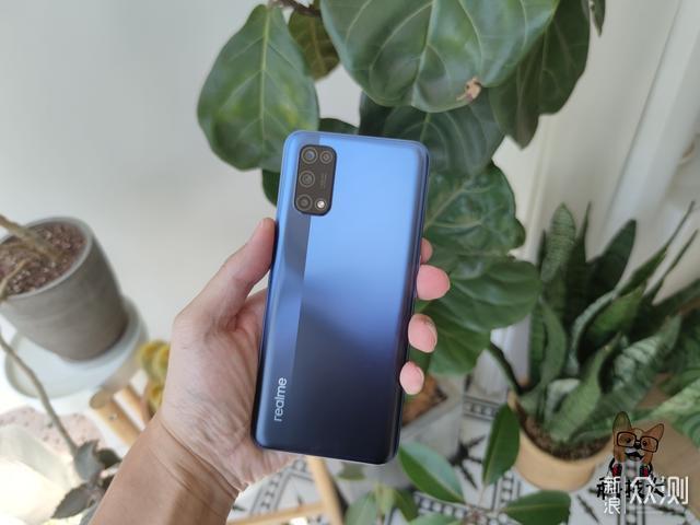 realme 真我V5 5G手机评测；天玑720性能出色 _新浪众测