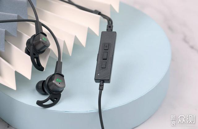 入耳式耳机也有RGB，ROG能给优化游戏体验吗？_新浪众测