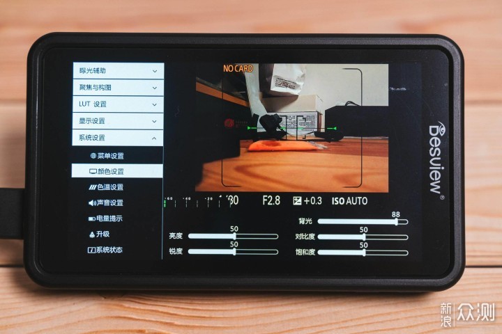 给相机替换一块全能的屏幕——百视悦R5监视器_新浪众测