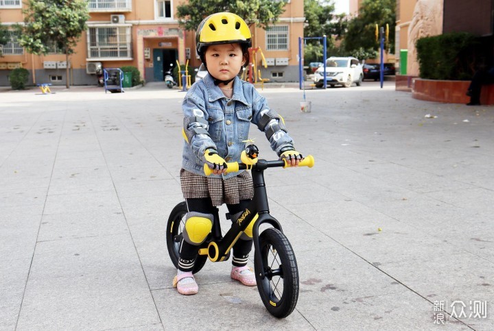 给宝宝一个学习骑车的工具柒小佰A1儿童滑步车_新浪众测