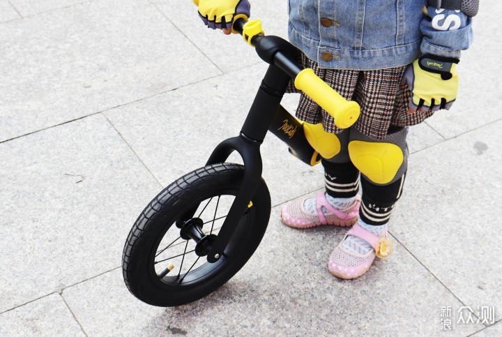 给宝宝一个学习骑车的工具柒小佰A1儿童滑步车_新浪众测