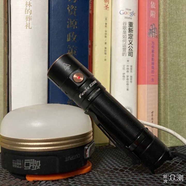 小巧精致 便携EDC小手电 — Fenix E28R轻测_新浪众测