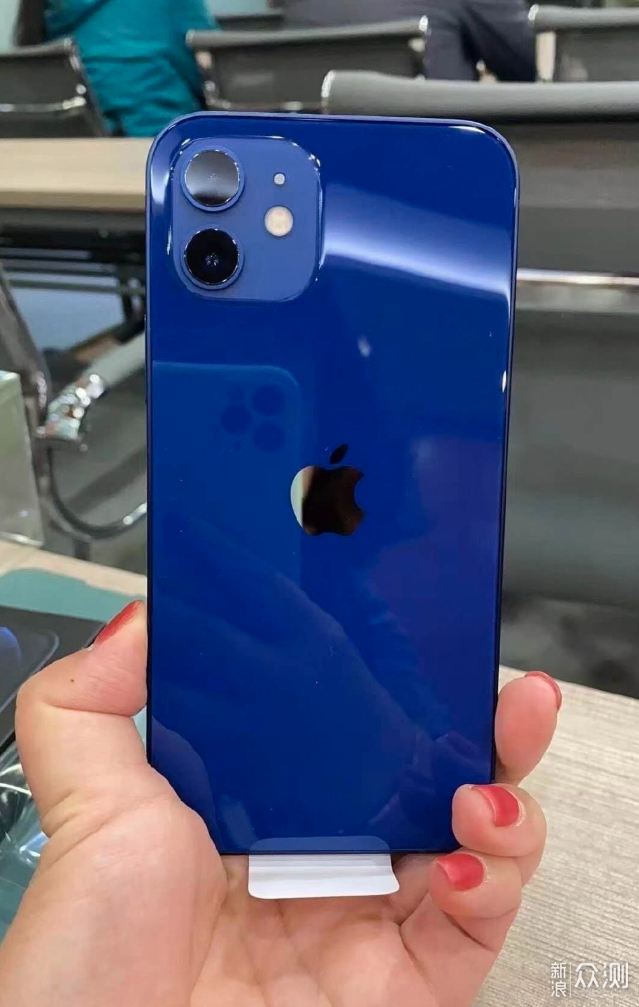 与官网配色不同，蓝色款iPhone 12被吐槽_新浪众测