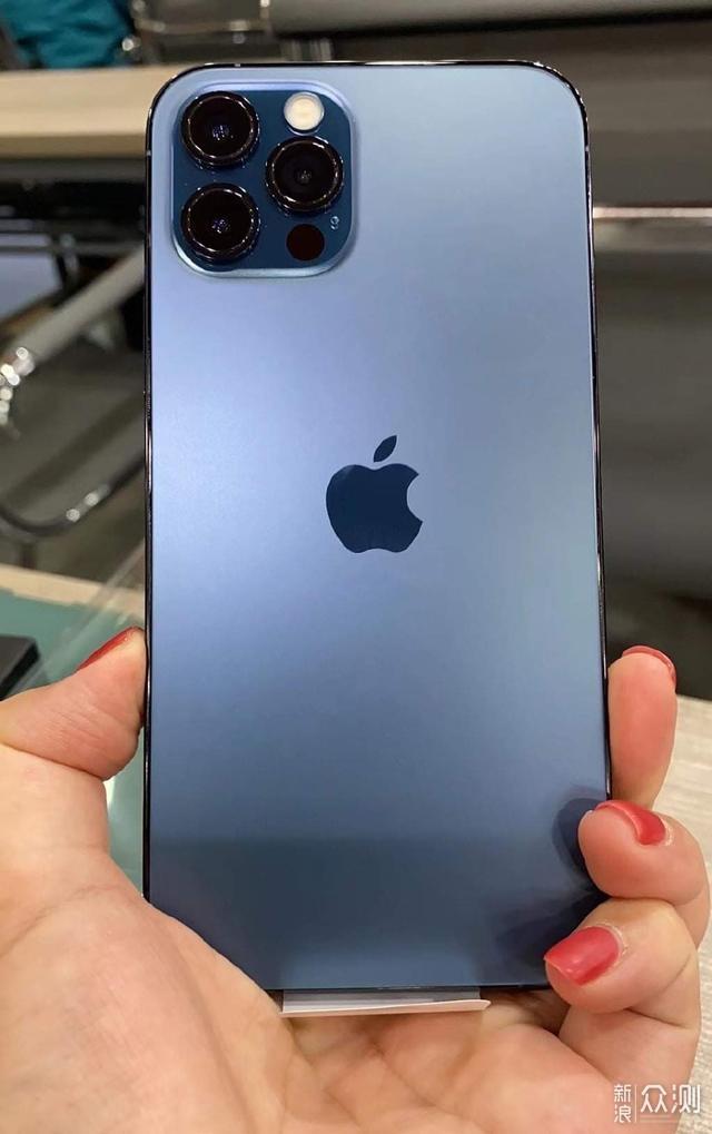 iPhone12真机照曝光，蓝色版成为最大槽点_新浪众测