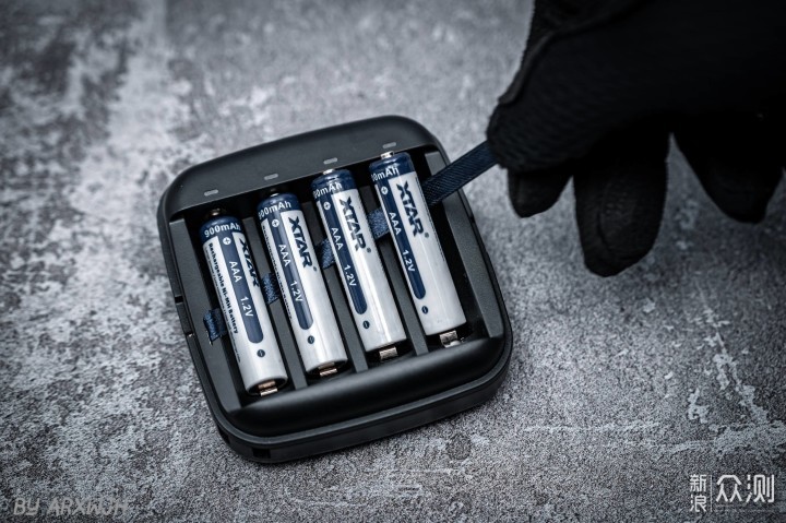 可充1.5v锂电&镍氢电池的充电套装 XTAR ET4S _新浪众测