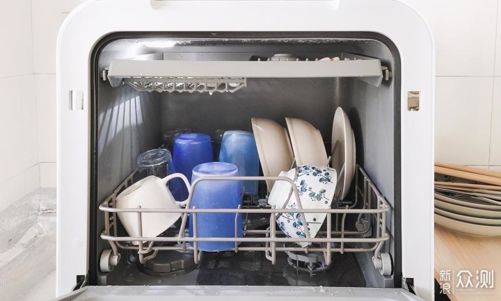 不弯腰，放哪儿都能用的云米免安装台面洗碗机_新浪众测