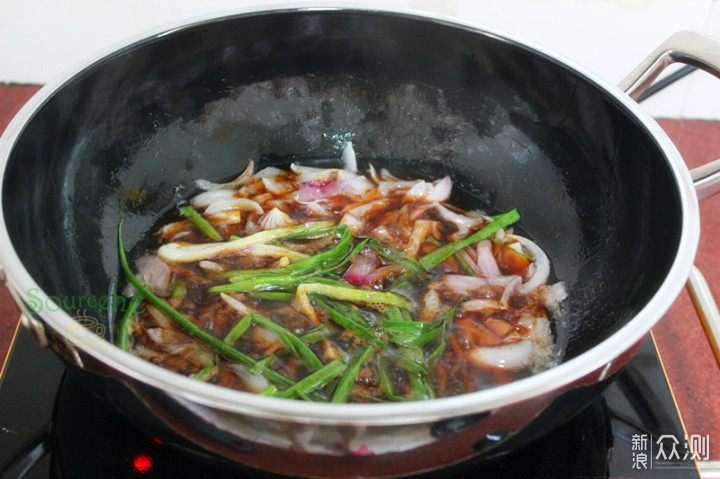 教你煮葱油，三种食材葱香满屋，拌面太香了！_新浪众测