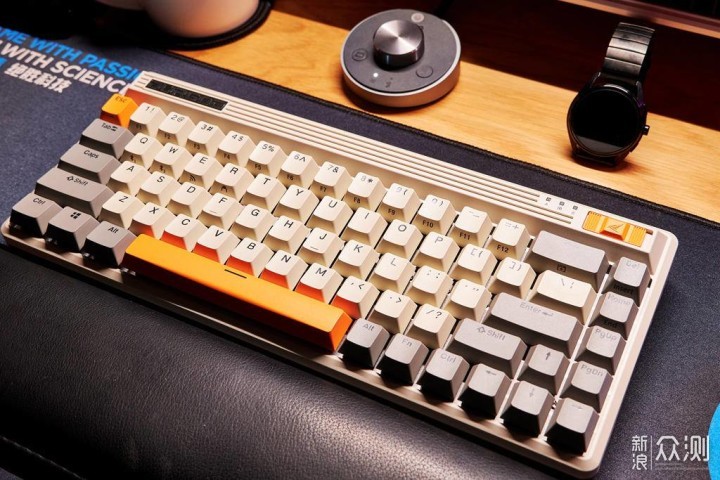 80年代复古风，68键的杜伽FUSION三模键盘上手_新浪众测