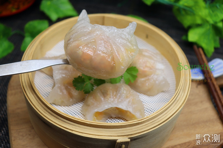 正宗的水晶虾饺做法，皮薄馅大，晶莹剔透_新浪众测