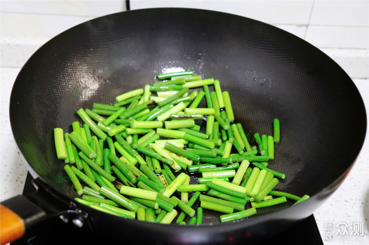 年夜饭里的家常菜，蒜薹炒牛肉牛气冲天寓意好_新浪众测