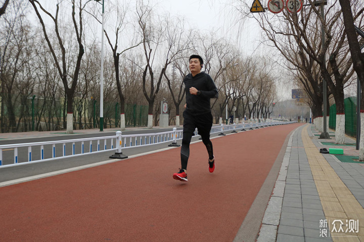 智享运动 奔跑在路上——咕咚智能跑鞋21K_新浪众测