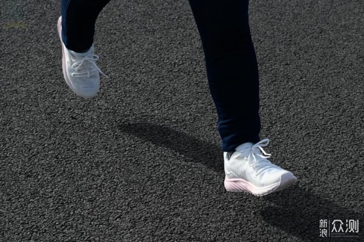 舒适长跑，科学健身，咕咚智能跑鞋10K体验_新浪众测