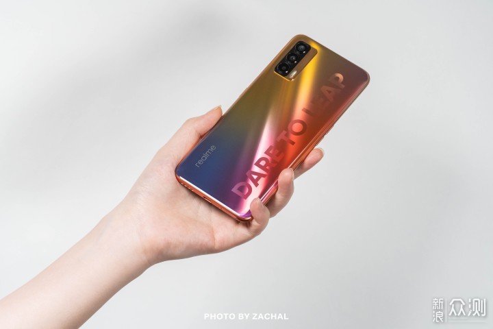 Realme 真我V15上手：“面面均衡”的新年锦鲤_新浪众测