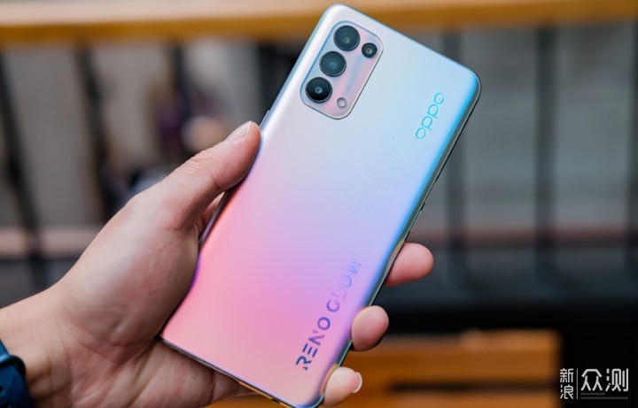 OPPOReno5有好看的后盖、自拍美颜，还轻巧_新浪众测