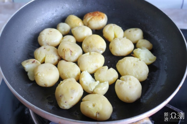 爱吃土豆试试新做法，每次做一斤不够吃_新浪众测