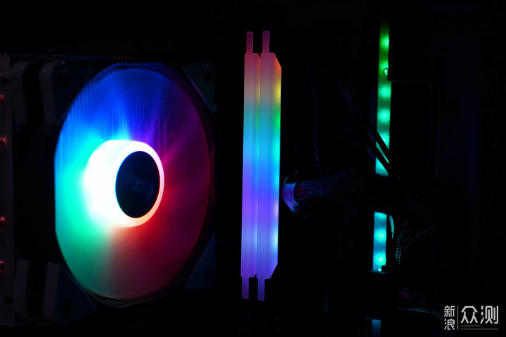 雷克沙推出新款RGB内存，主打超频性能+光效_新浪众测